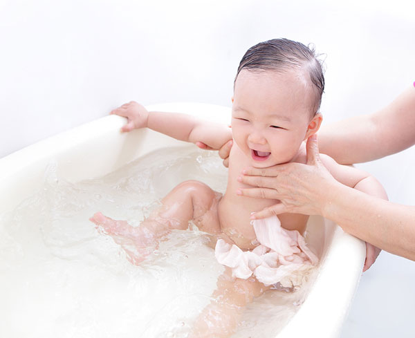 Hướng dẫn cách vệ sinh vùng kín cho bé gái - sebamed vệ sinh vùng kín cho bé gái