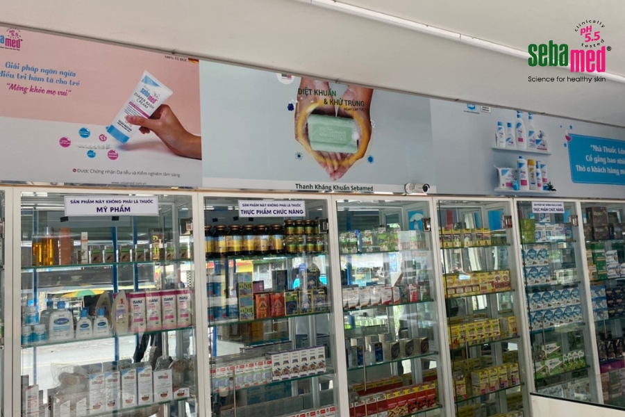 Event soi da, tặng sample, training & tuần lễ vàng sebamed tại chuỗi nhà thuốc lớn bình dương - 6 - sebamed Rất nhiều banner được đặt bên trong nhà thuốc lớn Bình Dương